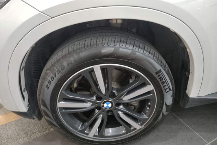 Used BMW X5 2017 xDrive35i Elegant Edition Left Front Wheel Hub