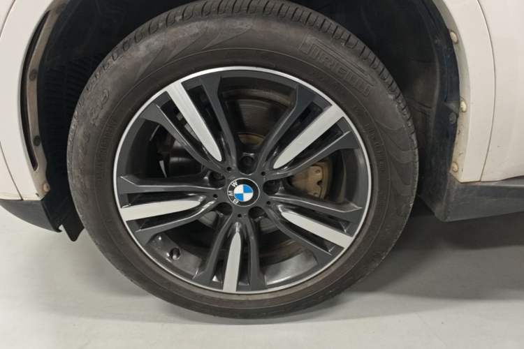 Used BMW X5 2017 xDrive35i Elegant Edition Left Front Wheel Hub