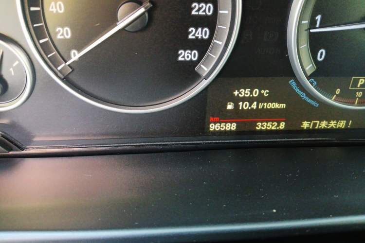 Used BMW X5 2017 xDrive28i Odometer Close Up