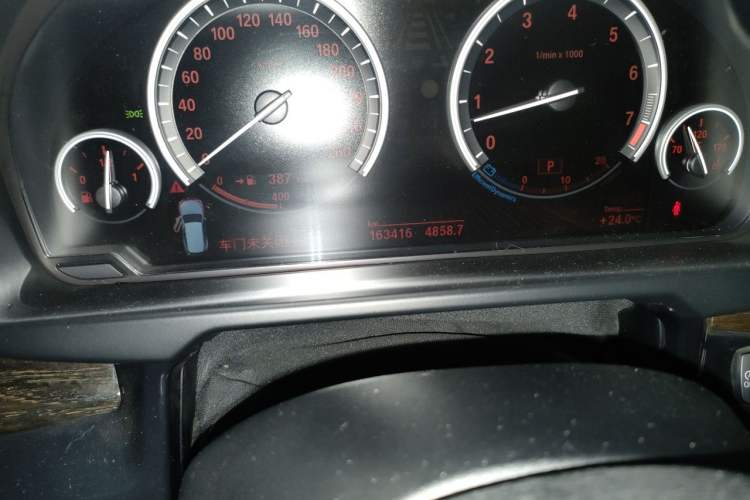 Used BMW X5 2017 xDrive35i Leading Model Odometer Close Up