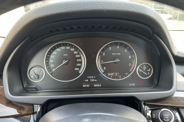 Used BMW X5 2017 xDrive28i Odometer Close Up