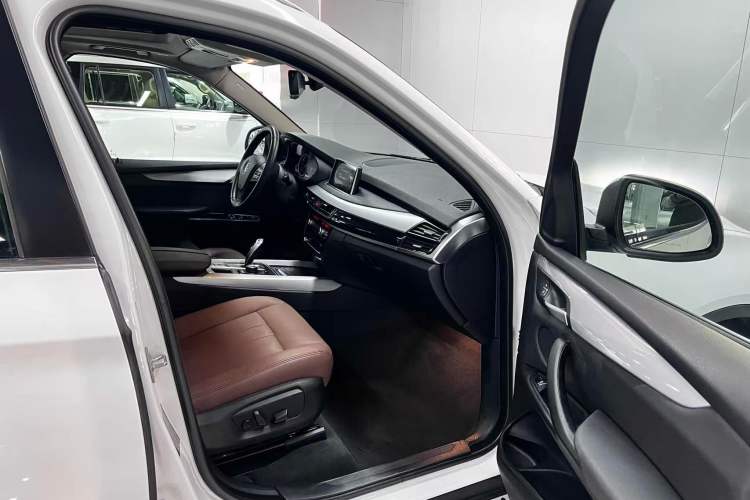 Used BMW X5 2017 xDrive35i Middle East Right Front Seat