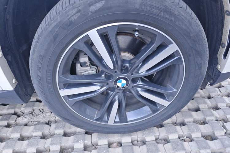 Used BMW X5 2017 xDrive35i Elegant Edition Right Front Wheel Hub