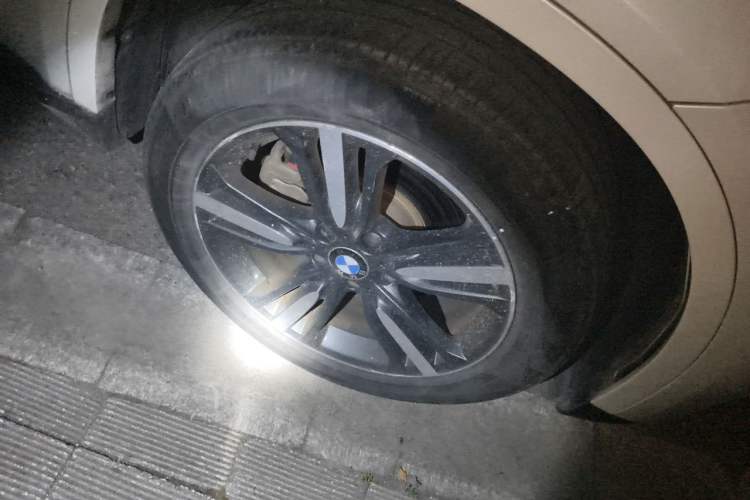 Used BMW X5 2017 xDrive35i Elegant Edition Right Front Wheel Hub