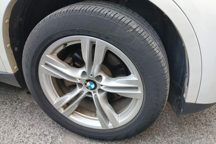 Used BMW X5 2017 xDrive28i Right Front Wheel Hub
