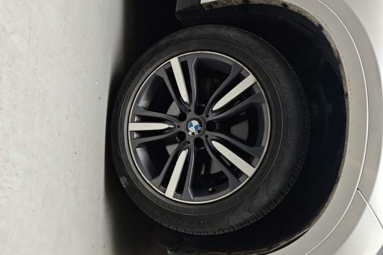 Used BMW X5 2017 xDrive35i Elegant Edition Right Front Wheel Hub