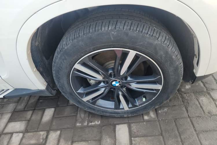 Used BMW X5 2017 xDrive35i Elegant Edition Right Front Wheel Hub