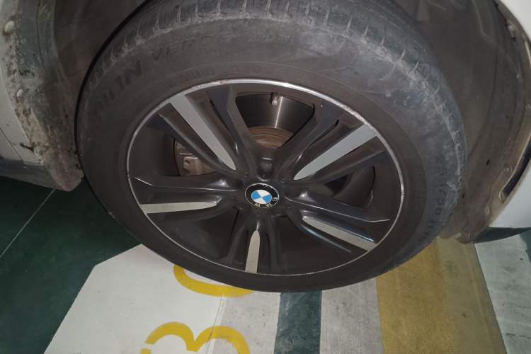 Used BMW X5 2017 xDrive35i Elegant Edition Right Front Wheel Hub