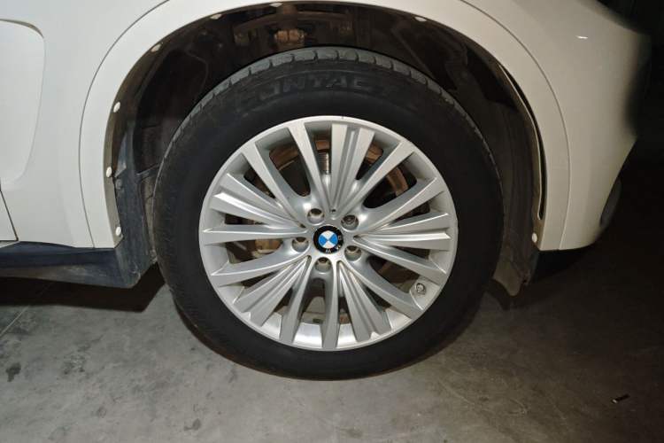 Used BMW X5 2017 xDrive28i Right Front Wheel Hub