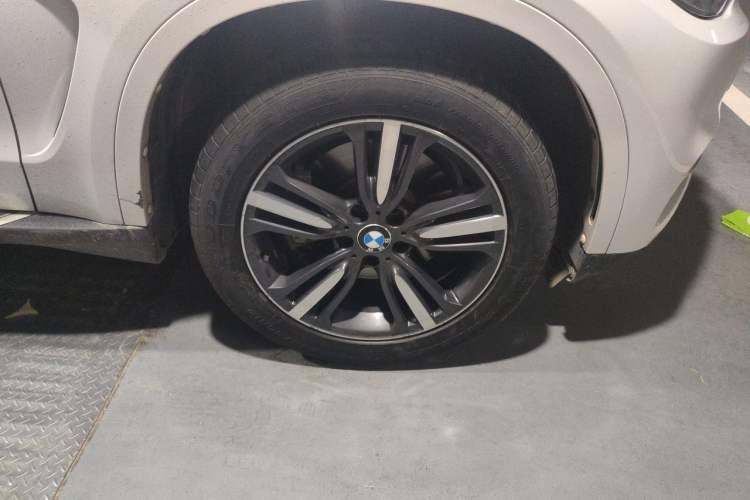 Used BMW X5 2017 xDrive35i Elegant Edition Right Front Wheel Hub
