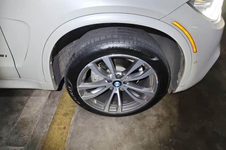Used BMW X5  Right Front Wheel Hub