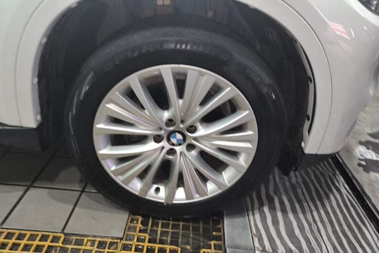 Used BMW X5 2017 xDrive28i Right Front Wheel Hub