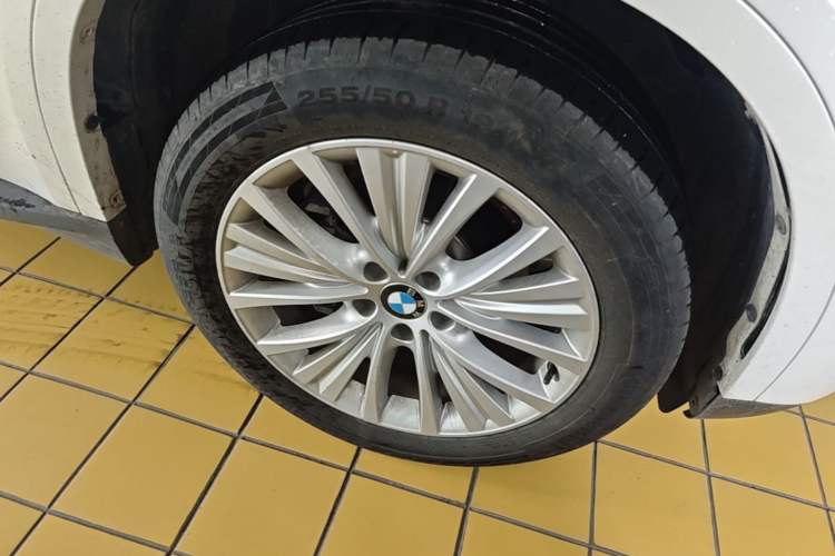 Used BMW X5 2017 xDrive28i Right Front Wheel Hub