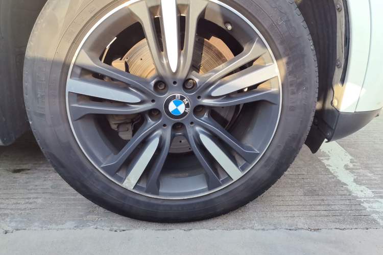 Used BMW X5 2017 xDrive35i Elegant Edition Right Front Wheel Hub