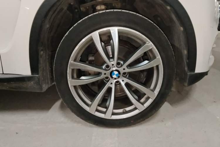 Used BMW X5  Right Front Wheel Hub