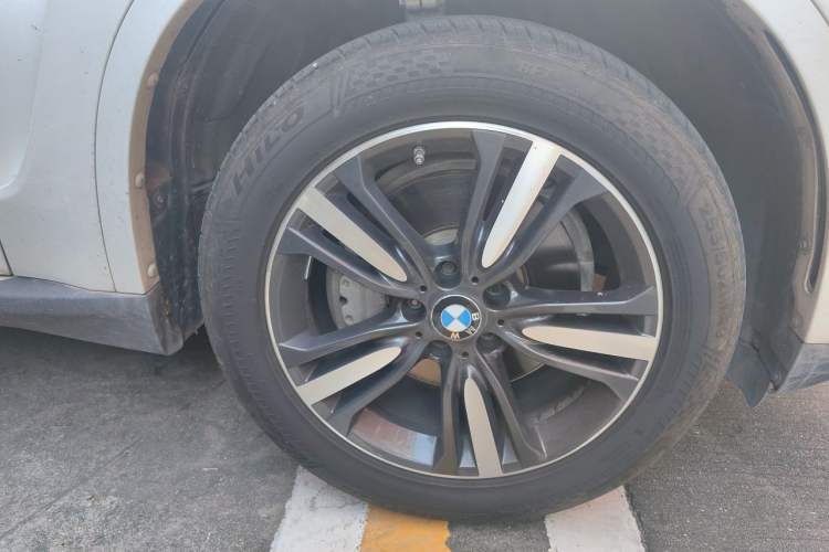 Used BMW X5  Right Front Wheel Hub