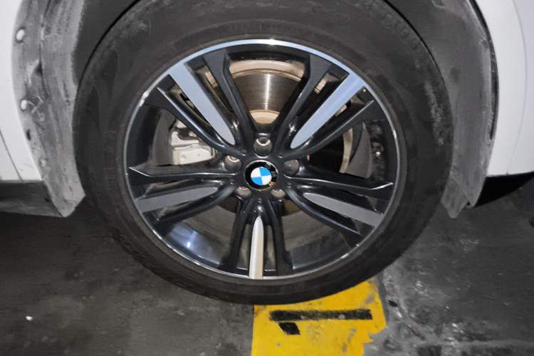 Used BMW X5 2017 xDrive35i Elegant Edition Right Front Wheel Hub