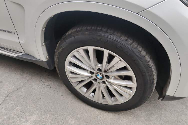 Used BMW X5 2017 xDrive28i Right Front Wheel Hub