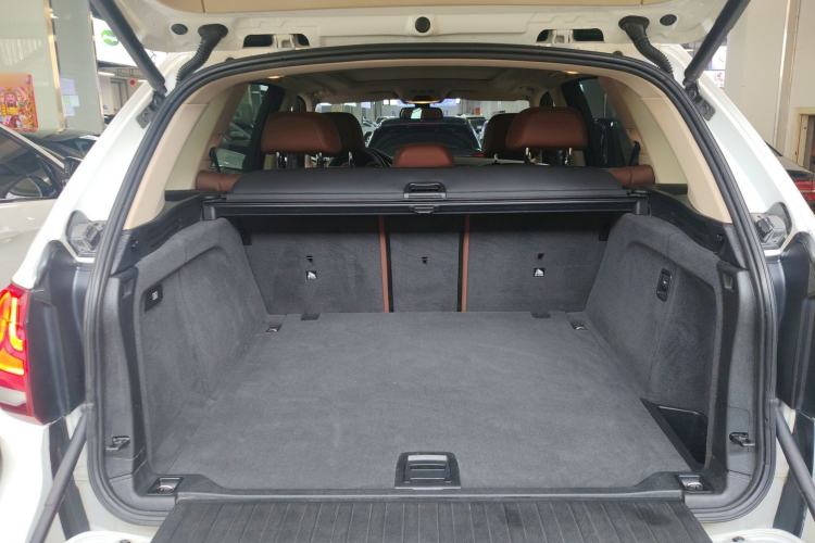 Used BMW X5 2017 xDrive28i Trunk