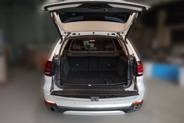 Used BMW X5 2017 xDrive28i Trunk