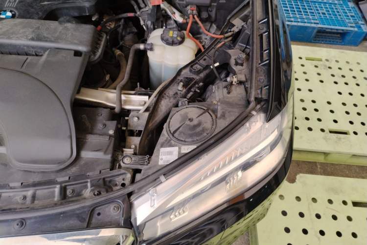 Used BMW X5 2018 xDrive28i Engine Bay Left