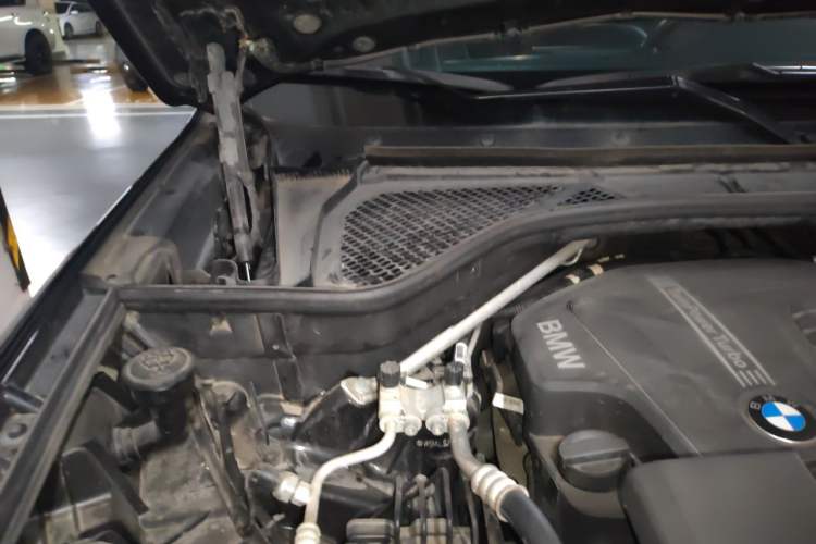 Used BMW X5 2018 xDrive28i Engine Bay Right