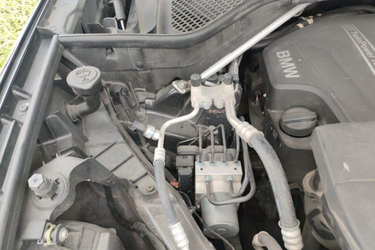 Used BMW X5 2018 xDrive28i Engine Bay Right