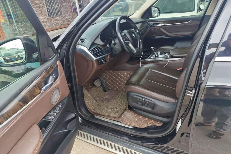 Used BMW X5 2018 xDrive28i Interior 1