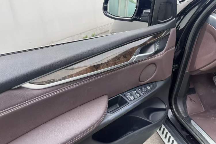 Used BMW X5 2018 xDrive28i Interior 6