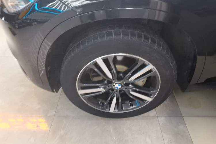 Used BMW X5 2018 xDrive35i Elegant Edition Left Front Wheel Hub