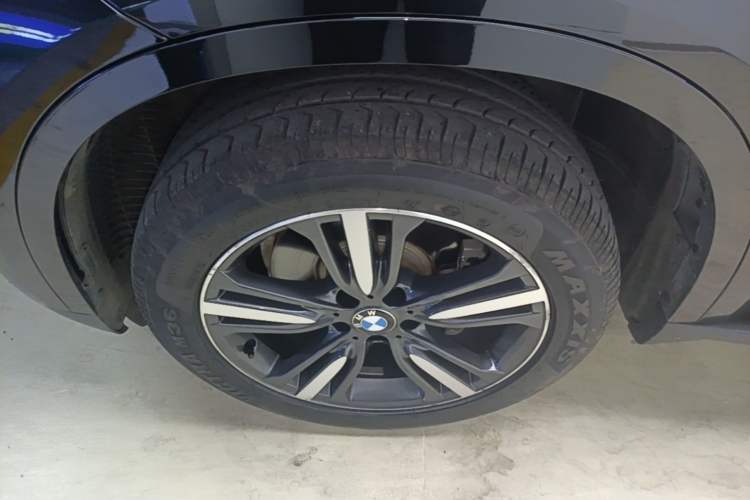 Used BMW X5 2018 xDrive35i Elegant Edition Left Front Wheel Hub