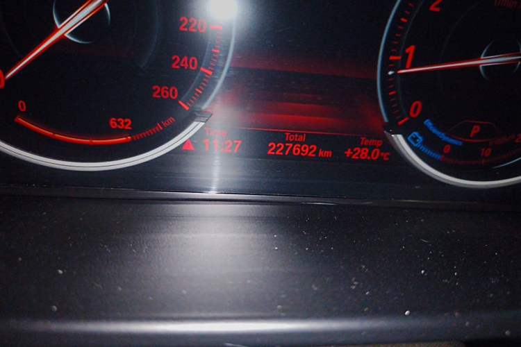 Used BMW X5 2018 xDrive28i Odometer Close Up