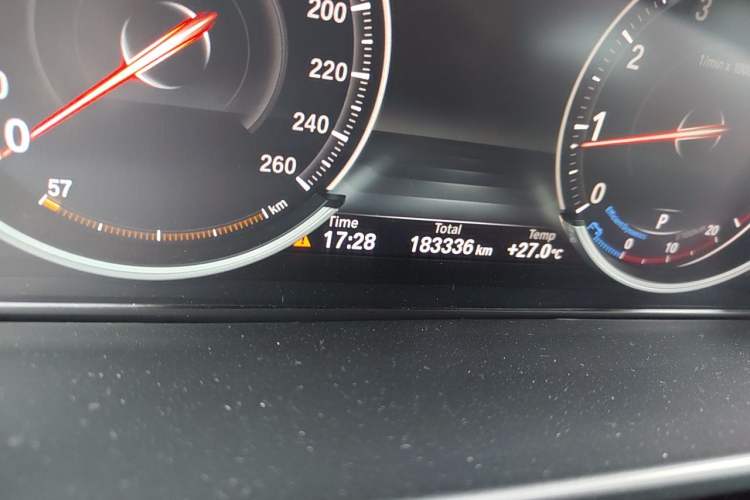 Used BMW X5 2018 xDrive28i Odometer Close Up
