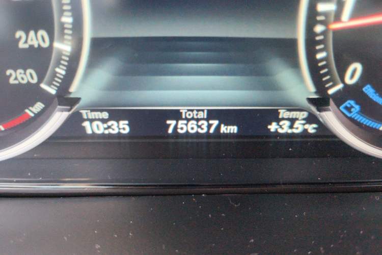 Used BMW X5 2018 xDrive28i Odometer Close Up