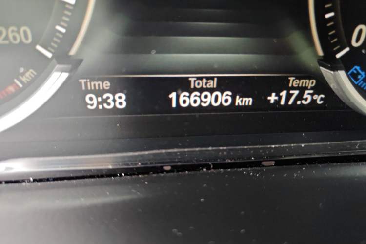 Used BMW X5 2018 xDrive28i Odometer Close Up