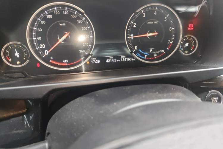 Used BMW X5 2018 xDrive28i Odometer Close Up