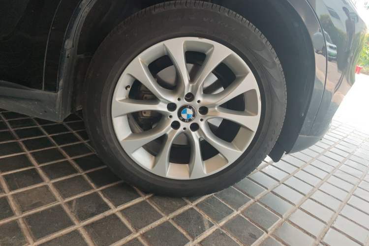 Used BMW X5 2018 xDrive28i Right Front Wheel Hub