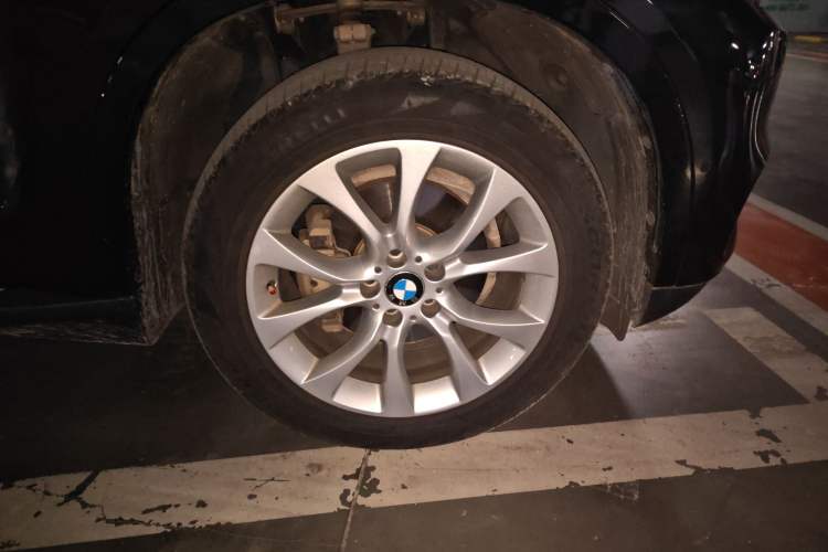 Used BMW X5 2018 xDrive28i Right Front Wheel Hub