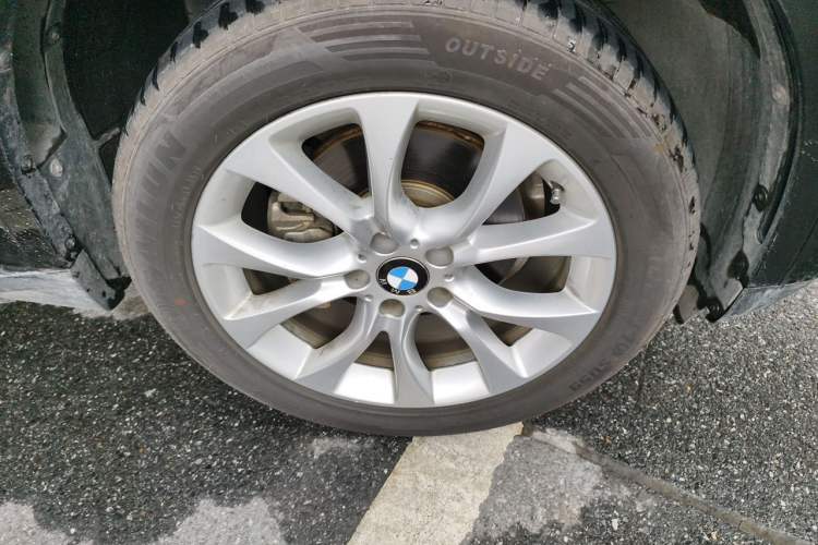 Used BMW X5 2018 xDrive28i Right Front Wheel Hub