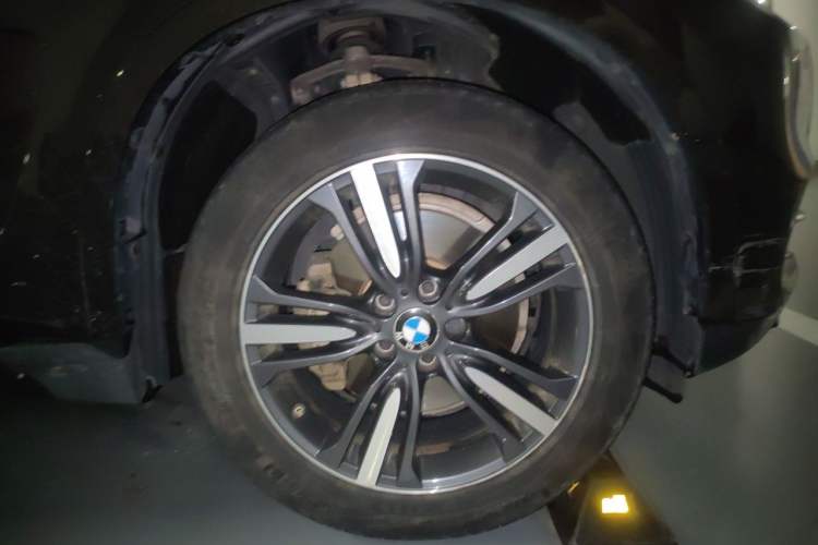 Used BMW X5 2018 xDrive35i Elegant Edition Right Front Wheel Hub