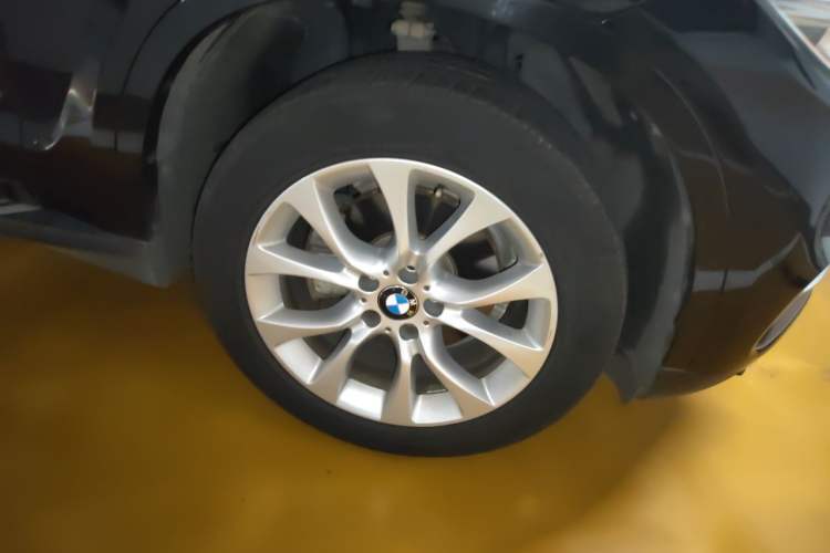 Used BMW X5 2018 xDrive28i Right Front Wheel Hub
