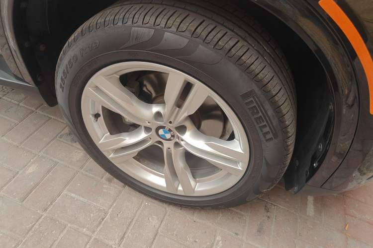 Used BMW X5 2018 xDrive28i Right Front Wheel Hub