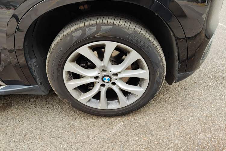 Used BMW X5 2018 xDrive28i Right Front Wheel Hub