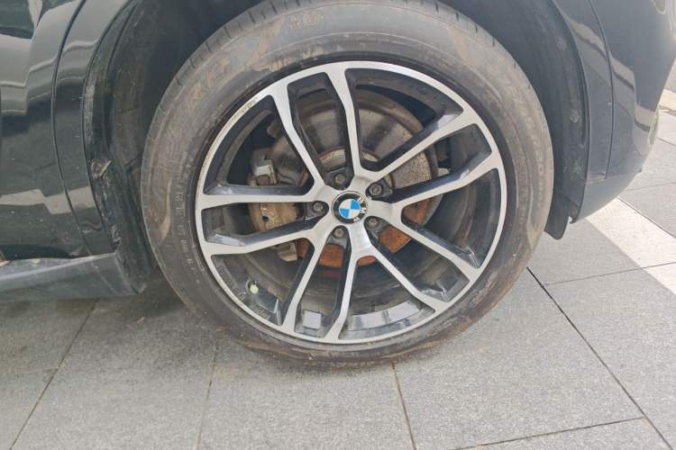 Used BMW X5 2018 xDrive35i Elegant Edition Right Front Wheel Hub