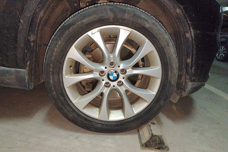 Used BMW X5 2018 xDrive28i Right Front Wheel Hub