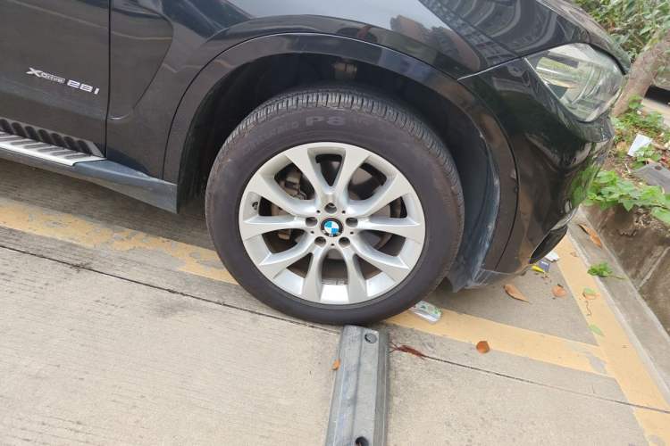 Used BMW X5 2018 xDrive28i Right Front Wheel Hub