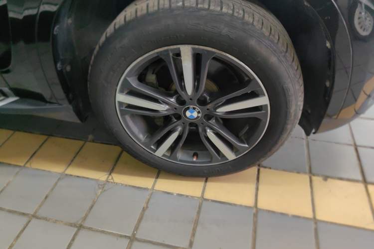 Used BMW X5 2018 xDrive35i Elegant Edition Right Front Wheel Hub