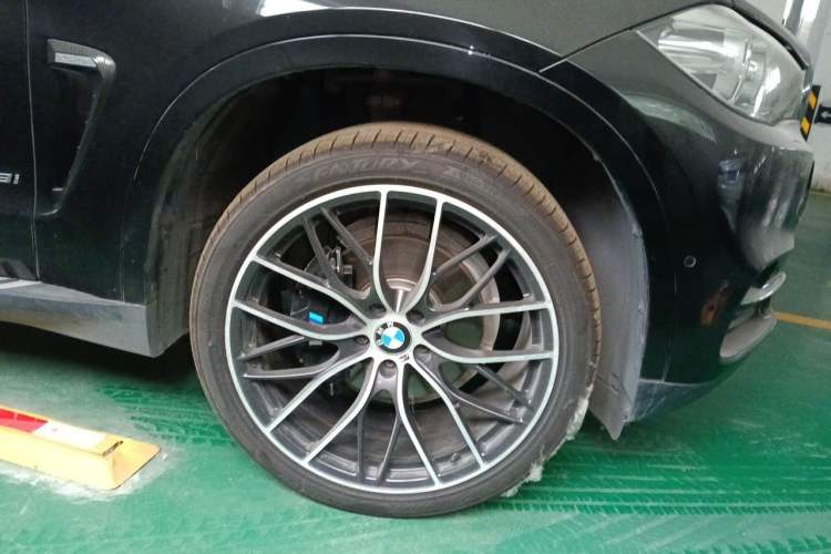 Used BMW X5 2018 xDrive28i Right Front Wheel Hub