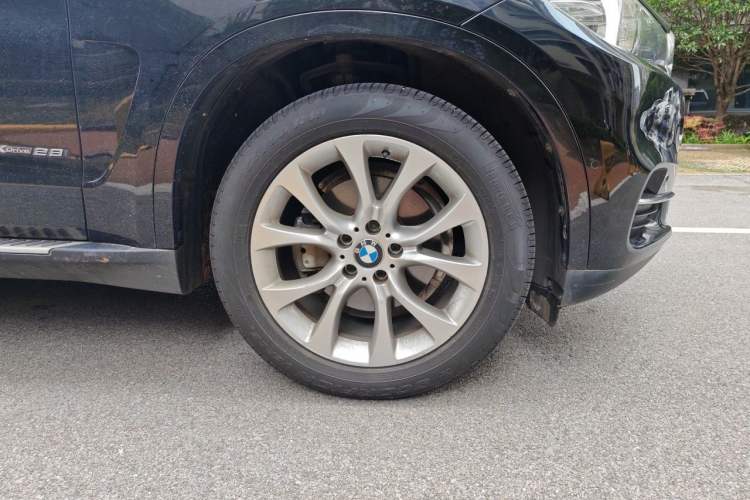 Used BMW X5 2018 xDrive28i Right Front Wheel Hub