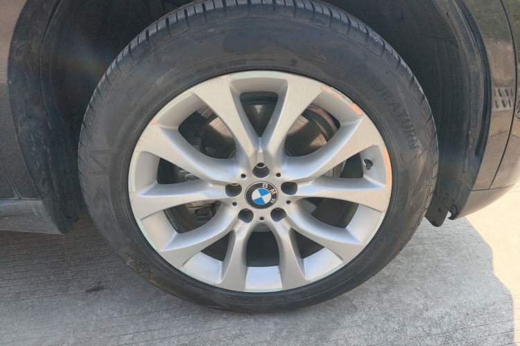 Used BMW X5 2018 xDrive28i Right Front Wheel Hub